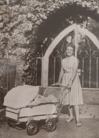 Květuše Dostálová s dcerou Marcelou, 60. léta