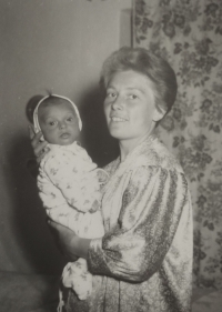 Květuše Dostálová s dcerou Marcelou, 60. léta