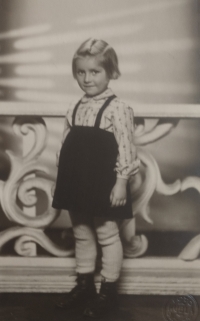 Květuše Dostálová, 1942