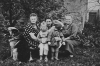 Albrechtice, 1967, pamětnice je vlevo spolu s maminkou Annou (uprostřed) a babičkou a prababičkou (vpravo)