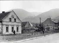 Rodný dům pamětnice (vpravo) s pohledem na Jezeří, 80. léta