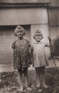 Irena and Květuše Dýblová, 1945