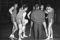 Zájezd Dukly Liberec do Francie v roce 1973. Vlastimír Lenert je první zleva, od něj nalevo jsou Milan Šlambor, Vladimír Zajíček a Jaroslav Tomáš. Zády trenér Josef Paulus