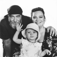 Luděk Marks s rodinou na fotografii Rudolfa Prekopa z knihy Underground/Lidský portrét z roku 2022