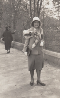 Matka Jarmila Běhalová (Uhrová), Prostějov, 1932