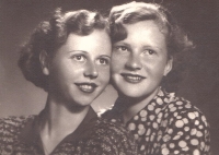 Marie Šimánková (vlevo) s kamarádkou, Volyně, 1953