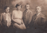 Prarodiče Julie a František Uhrovi s matkou pamětnice Jarmilou a strýcem Ervinem