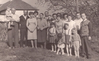 Rodina Marie Šimánkové s návštěvou německých příbuzných, Malčice, 1964