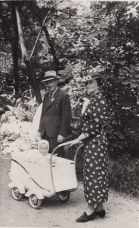 Rodiče s malou Jarmilou v Prostějově, 1938
