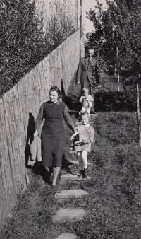 Rodina na zahradě ve Velké Bystřici, 1941