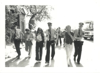 Police zatýká aktivisty z Výboru solidarity s východní Evropou za narušení proslovu sovětského velvyslance při otevření Sovětských dnů ve Skansenu. Urban Westling zcela napravo (1979)