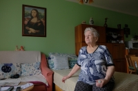 Drahomíra Starobová ve svém bytě v Nově Bělé s obrázkem Mony Lisy, který ručně vyšívala