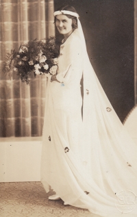 Svatební fotografie matky Julie Běhalové, 1933