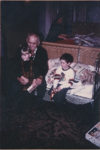 Tatínek Václava Kříže s vnoučaty