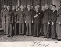 Tchán Vladimír Frajt (uprostřed) v Anglii, 1943