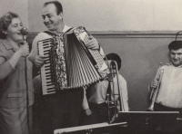 Manželka Anna a Jaroslav Zíma (v pozadí s trubkou) v Mariánských Lázních, 1968