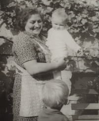 Babička z maminčiny strany s vnučkami Květou a Irenkou