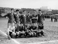 Milan Černín (bez trička) / Praha-Karlín / asi 1953