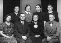 Prababička Milana Černína Klára Vacínová (dole uprostřed s brýlemi) se svými dětmi, nad ní je babička pamětníka Sommerová / kolem roku 1941