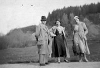 Matka Milana Černína Vlasta (uprostřed) / Osoblaha / asi rok 1937