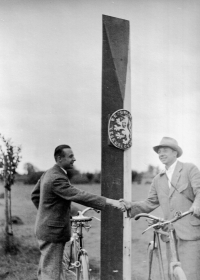 Otec Milana Černína Pavel (vlevo) / Osoblaha / 1937