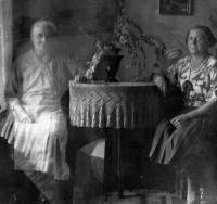 Babička Milana Černína Vilma Černínová (vpravo) / 1935