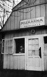 Matka Milana Černína v kiosku své matky / Ostrava-Vítkovice / asi 40. léta