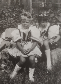 Dcery pamětnice Irena a Marcela při dožínkách v Horce nad Moravou, 1967