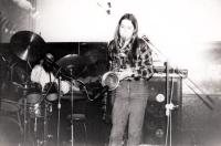 Svatba Obědné, 1987. Kapela Brix bar band, dnešní Siberia, v popředí Jaroslav Klíč