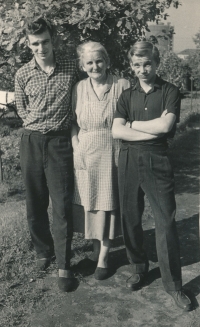 Antonín Lébr, s bratrem a matkou, Praha, 1958