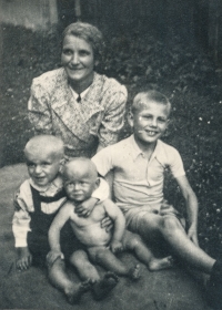 Antonín Lébr, s matkou a bratrem, Praha, 1943