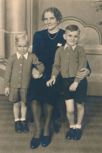 Antonín Lébr s maminkou a bratrem Jiřím, Praha, 1947 