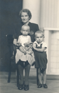 Antonín Lébr s bratrem a maminkou, Praha, 1943