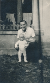 Antonín Lébr s tatínkem Josefem, Praha, 1943