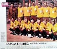 Vlastimír Lenert (třetí zleva nahoře) na snímku z časopisu Stadion z roku 1976, kdy Dukla Liberec vyhrála Pohár mistrů evropských zemí 