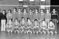 Volejbalová reprezentace v olympijském roce 1980. Vlastimír Lenert stojí pátý zprava