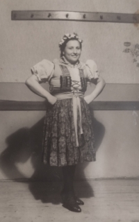 Maminka pamětnice Gertruda Dýblová tančí besedu