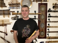 Jurij Nikelský se svou sbírkou hudebních nástrojů