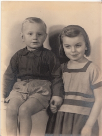 Se sestrou Olgou v sokolských krojích v Jablonci n. N., 1948
