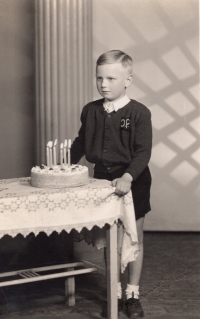 Ateliérová fotografie při šestých narozeninách v Jablonci n. N., 1949
