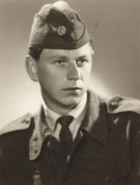 Oldřich Palata v uniformě při vysokoškolské vojenské přípravě na Filozofické fakultě Univerzity Karlovy v Praze. Rok 1963
