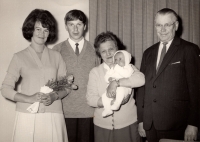 S manželkou Hanou, synem Tomášem, maminkou Marií a otcem Bohuslavem při vítání občánků na radnici v Jablonci n. N., 1966
