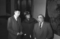 Se sklářskými výtvarníky Jaroslavou Brychtovou a Stanislavem Libenským v Severočeském muzeu v Liberci, 1995
