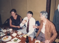 S japonským malířem Take Okamotou při večeři v jeho ateliéru v Takasaki, 1995
