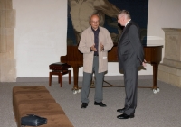 S textilním výtvarníkem a grafikem Janem Hladíkem v Severočeském muzeu, 2009
