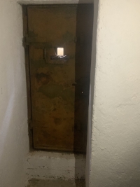 Pancéřové dveře od krytu ve mlýně v Sazené