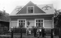 Velký Bočkov, léto 1937. Zleva tatínek s pamětnicí, vpravo Švamberkovi, majitelé domu, se synem Ferkem. Maminka se dívá z okna