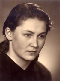 Maturitní fotografie Zdeňky Rejhonové (provd. Skoumalové), 1951