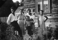 Velký Bočkov, léto 1934. Zleva otec, matka, bratr, teta s pamětnicí a manželka majitele chalupy, paní Bojková