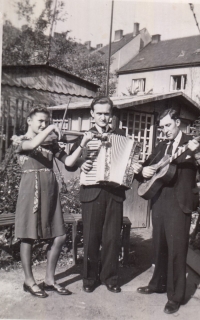 Anděla Plačková při hře na housle v Brně v roce 1943